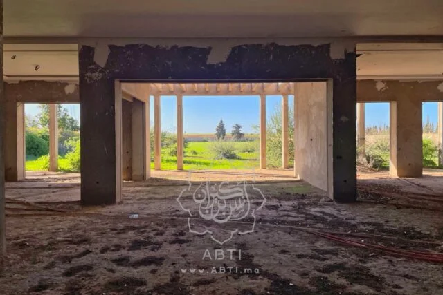 Villa moderne en construction sur 1 hectare dans la zone urbaine Labissa à Bouskoura